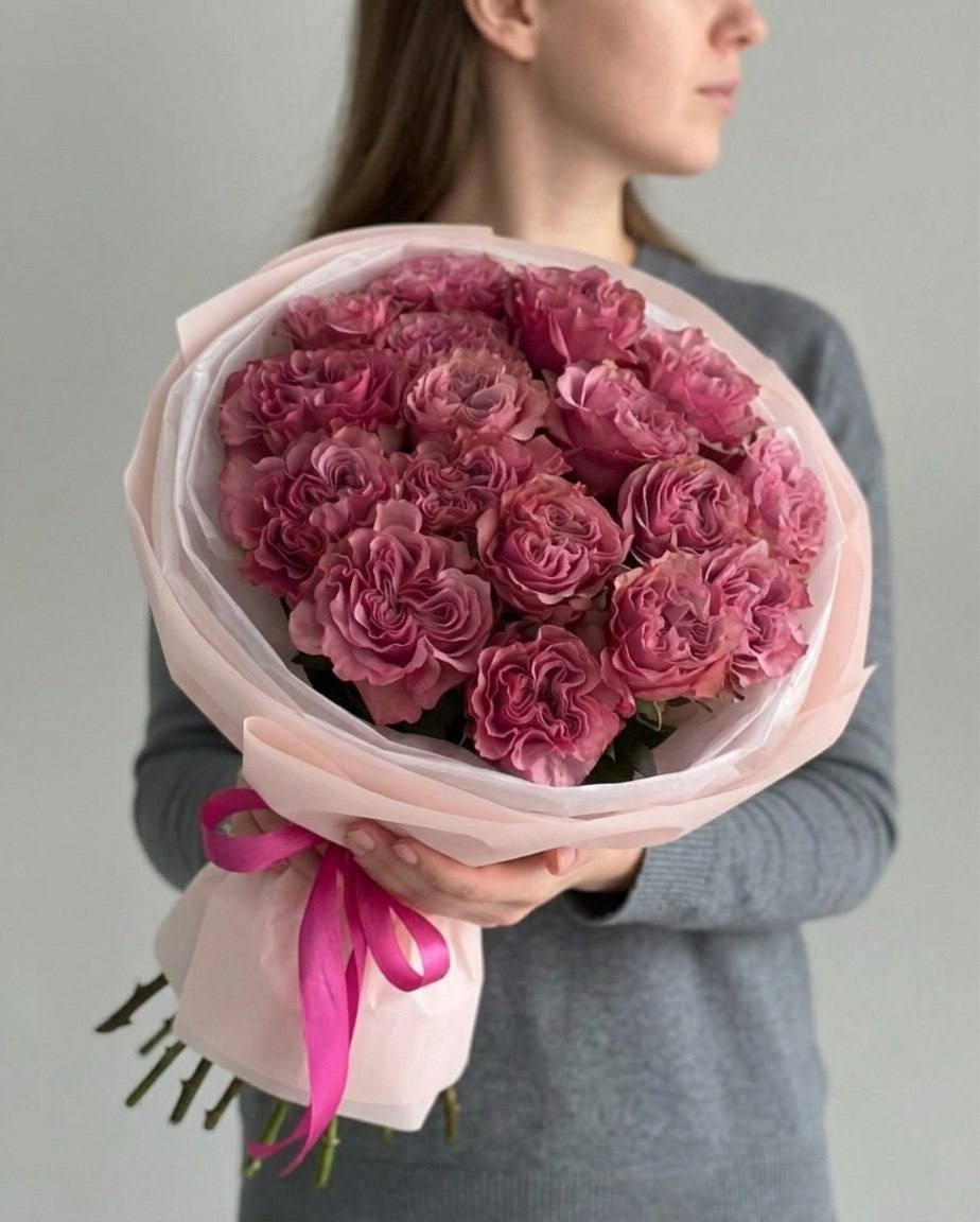 Моно-букет из малиновых пионовидных роз